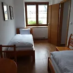 U Janatu S Ubytovanim Čestín
