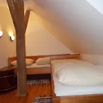 U Janatu S Ubytovanim Čestín