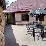 Fogadó U Janatu S Ubytovanim Čestín