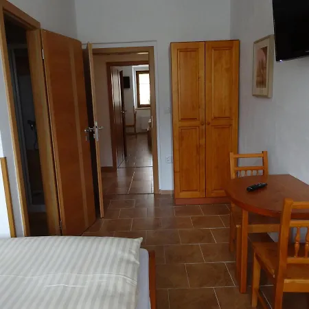 U Janatů S Ubytováním Cestin