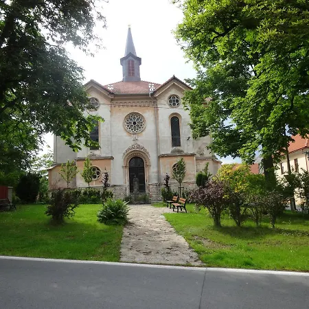 U Janatu S Ubytovanim Cestin