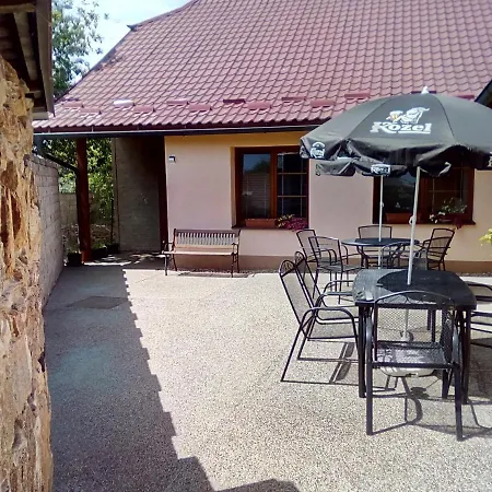 Inn U Janatů S Ubytováním Cestin