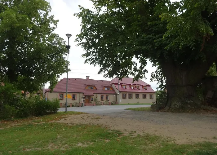 Inn U Janatů S Ubytováním Cestin